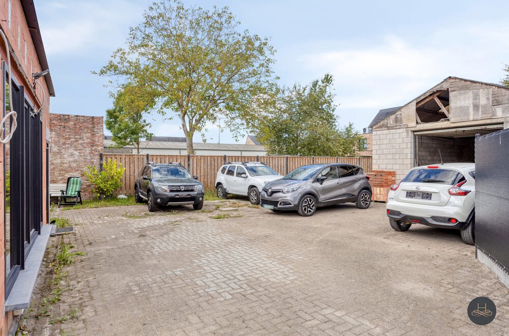 riante-woning-met-6-slaapkamers-en-veel-parkeergelegenheid043.jpg