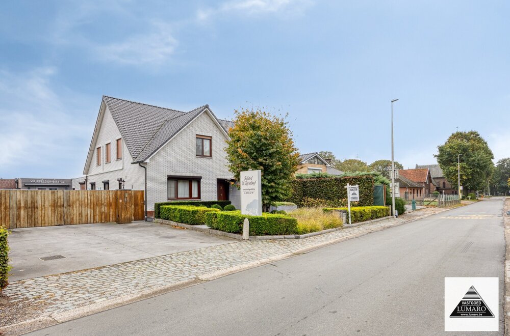 villa-met-8-10-slaapkamers-zaal-magazijn-terras-garage-002.jpg