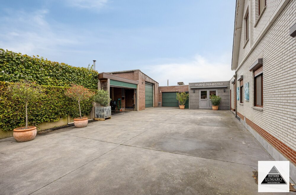 villa-met-8-10-slaapkamers-zaal-magazijn-terras-garage-003.jpg