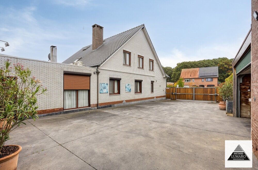 villa-met-8-10-slaapkamers-zaal-magazijn-terras-garage-004.jpg