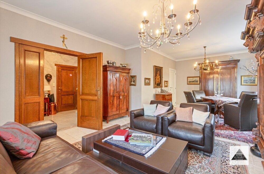 villa-met-8-10-slaapkamers-zaal-magazijn-terras-garage-006.jpg