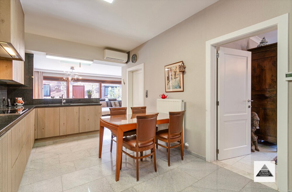 villa-met-8-10-slaapkamers-zaal-magazijn-terras-garage-007.jpg