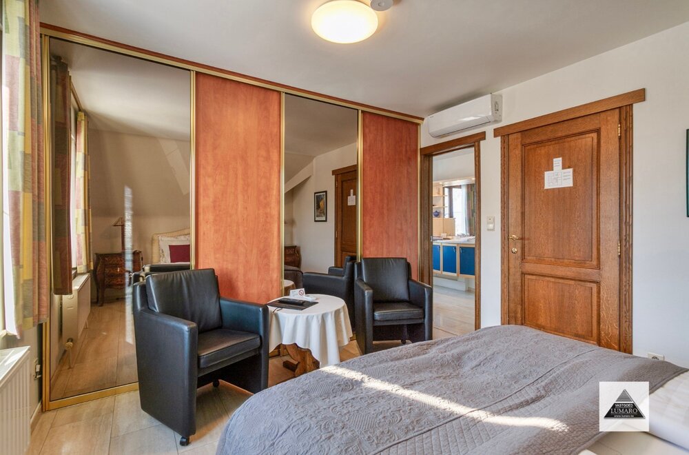 villa-met-8-10-slaapkamers-zaal-magazijn-terras-garage-014.jpg