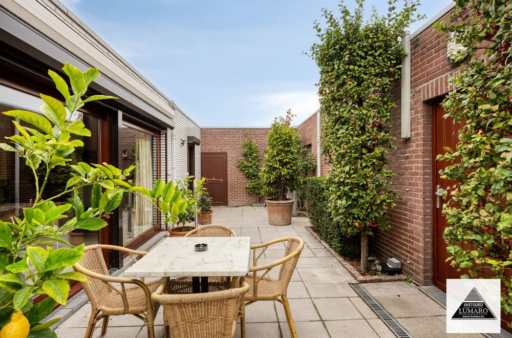 villa-met-8-10-slaapkamers-zaal-magazijn-terras-garage-021.jpg