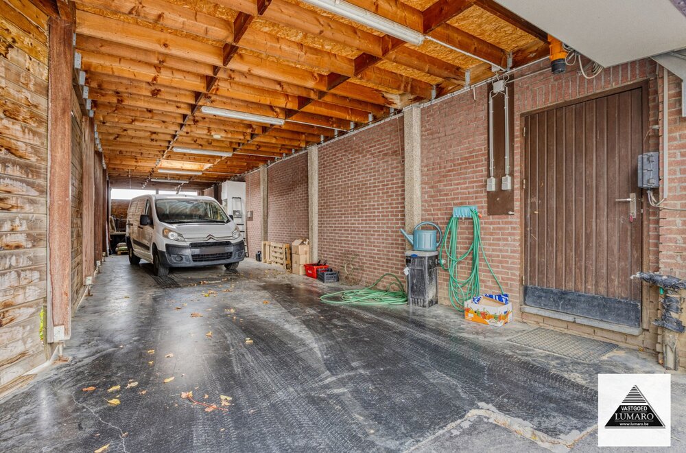 villa-met-8-10-slaapkamers-zaal-magazijn-terras-garage-023.jpg