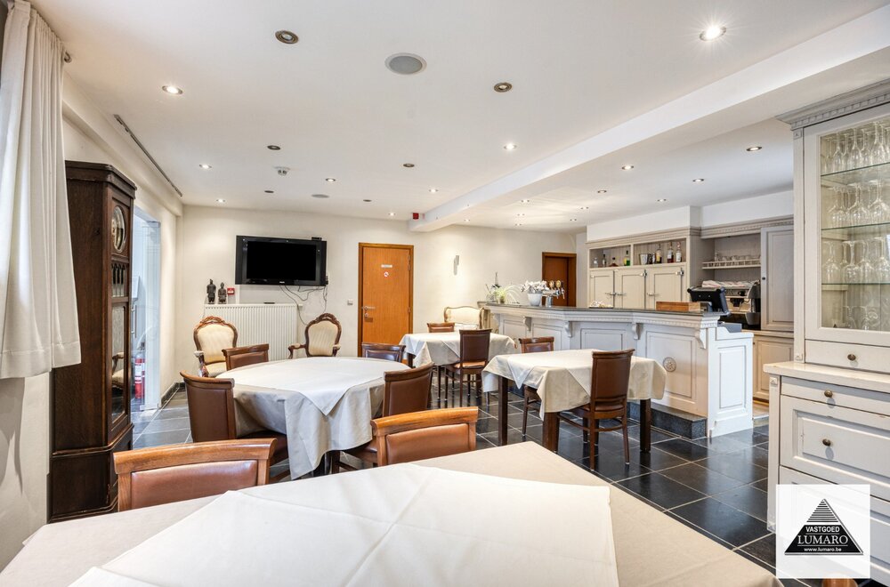 villa-met-8-10-slaapkamers-zaal-magazijn-terras-garage-024.jpg