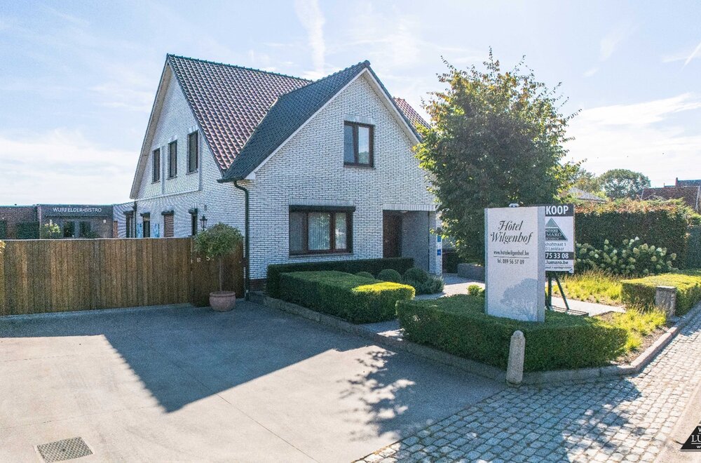 villa-met-8-10-slaapkamers-zaal-magazijn-terras-garage-025.jpg