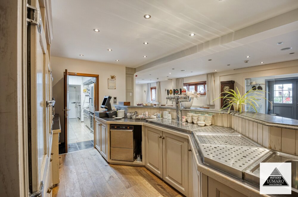 villa-met-8-10-slaapkamers-zaal-magazijn-terras-garage-026.jpg
