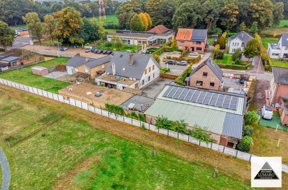 villa-met-8-10-slaapkamers-zaal-magazijn-terras-garage-027.jpg