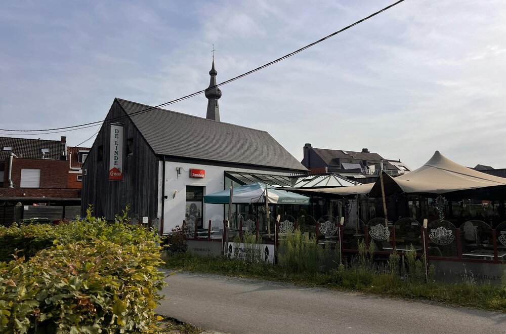 ruim-handelspand-met-prachtige-feestzaal-aan-molen-in-oelegem-001.jpg
