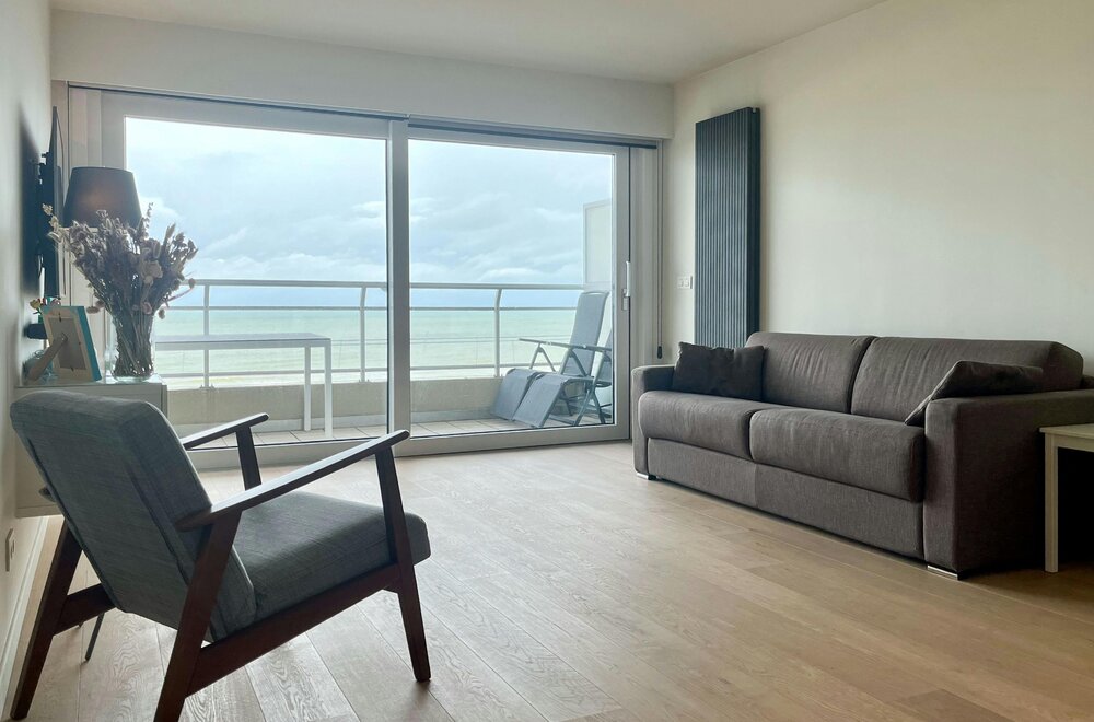 gerenoveerd-1-slaapkamerappartement-met-frontaal-zeezicht-001.jpg