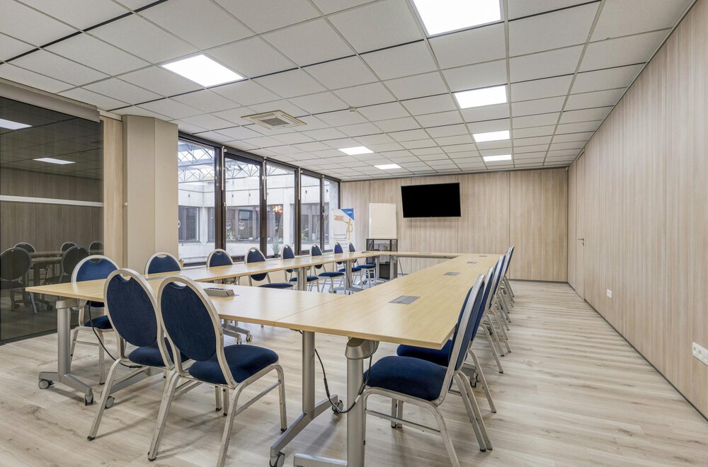 verhuurd-kantoor-met-6-staanplaatsen-te-koop-in-zaventem005.jpg verhuurd-kantoor-met-6-staanplaatsen-te-koop-in-zaventem005.jpg