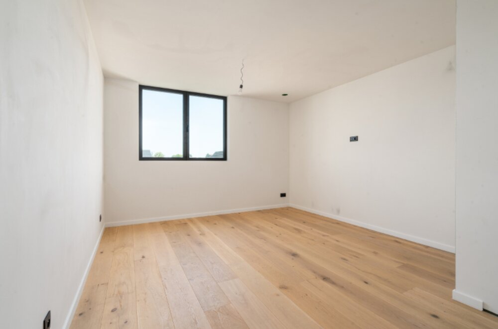 exclusieve-nieuwbouw-drie-gevelvilla-afgewerkt-in-duurzame-materialen-3-4-slaapkamers-met-dressingruimte-domotica-en-overal-massieve-eikparket-009.jpg