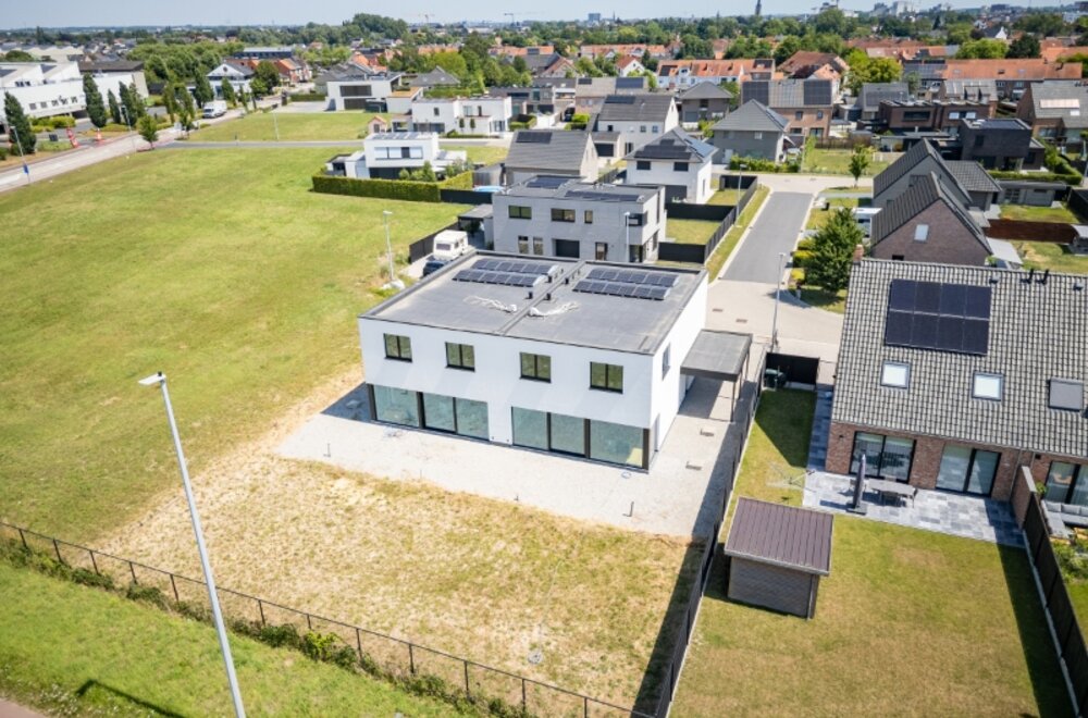 exclusieve-nieuwbouw-drie-gevelvilla-afgewerkt-in-duurzame-materialen-3-4-slaapkamers-met-dressingruimte-domotica-en-overal-massieve-eikparket-014.jpg