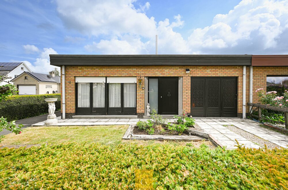 charmante-driegevelbungalow-met-tuin-en-garage-in-hartje-loppem002.jpg