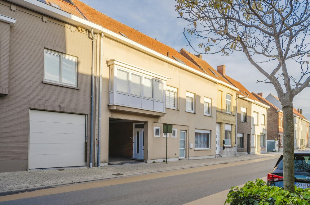 opbrengsteigendom-bestaande-uit-12-garages-huis-en-appartement001.jpg