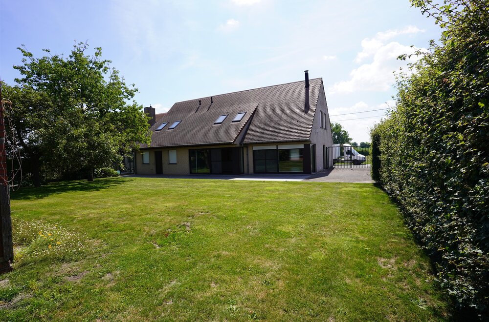 kloeke-en-degelijke-halfopen-villa-met-landschappelijke-verzichten-003.jpg