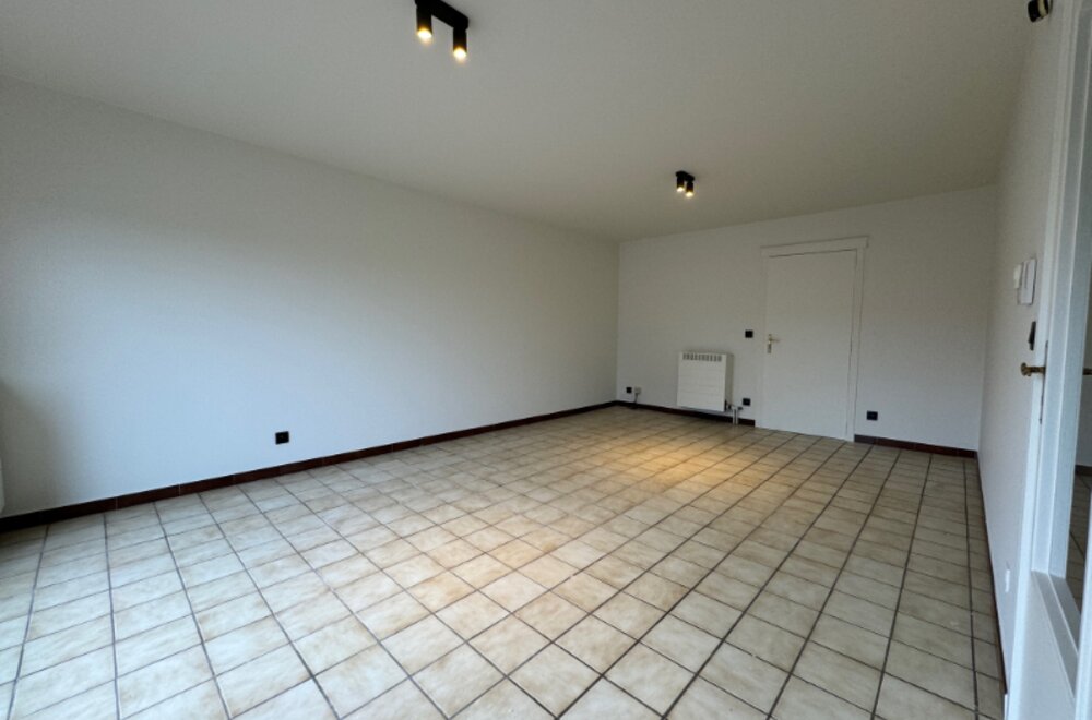 gerenoveerd-twee-slaapkamer-appartement-met-2-terrassen-en-private-ondergrondse-parking-en-2-kelderbergingen-te-koop-via-expert-immo002.jpg