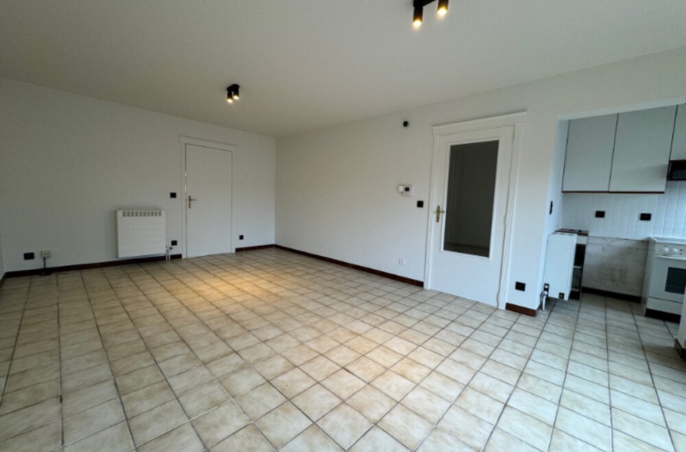 gerenoveerd-twee-slaapkamer-appartement-met-2-terrassen-en-private-ondergrondse-parking-en-2-kelderbergingen-te-koop-via-expert-immo003.jpg