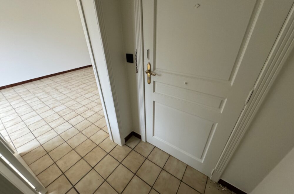 gerenoveerd-twee-slaapkamer-appartement-met-2-terrassen-en-private-ondergrondse-parking-en-2-kelderbergingen-te-koop-via-expert-immo005.jpg