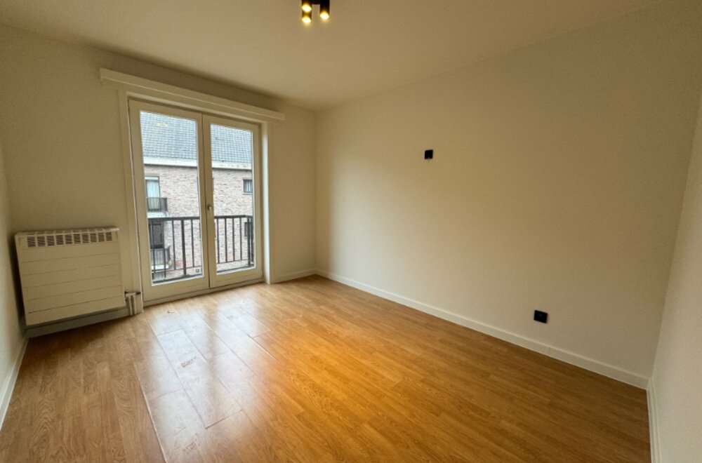 gerenoveerd-twee-slaapkamer-appartement-met-2-terrassen-en-private-ondergrondse-parking-en-2-kelderbergingen-te-koop-via-expert-immo008.jpg