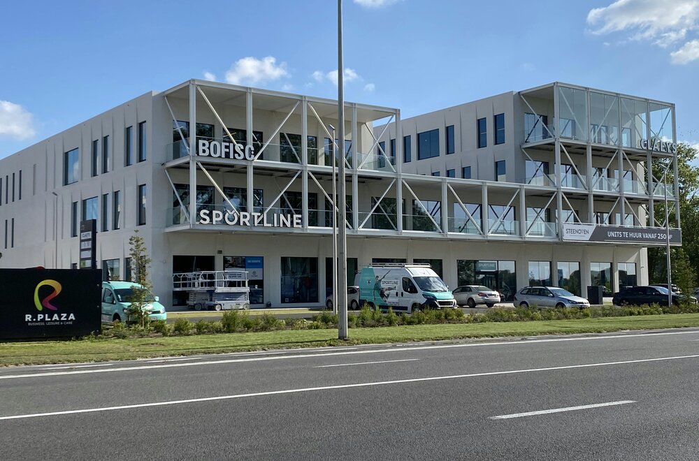 nieuwbouw-kantoor-van-ca-831-m-op-r-plaza-te-roeselare001.jpg