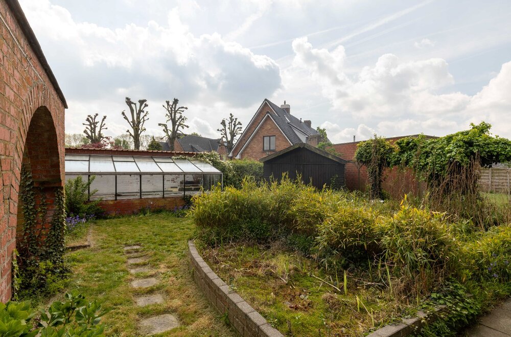karaktervolle-woning-met-garage-tuin-en-veel-potentieel-in-brugse-rand005.jpg