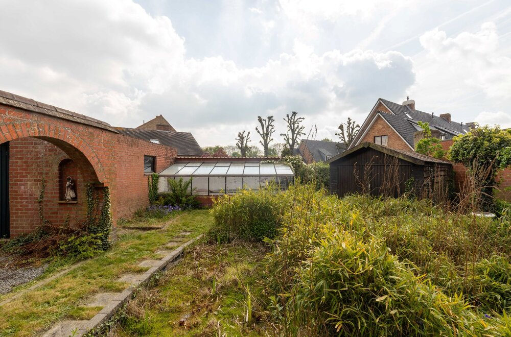 karaktervolle-woning-met-garage-tuin-en-veel-potentieel-in-brugse-rand012.jpg