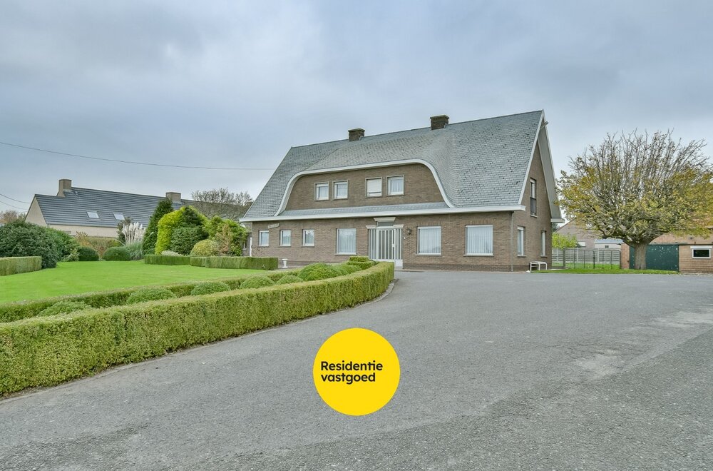 statige-woning-met-ruime-loodsen-in-kortemark-002.jpg