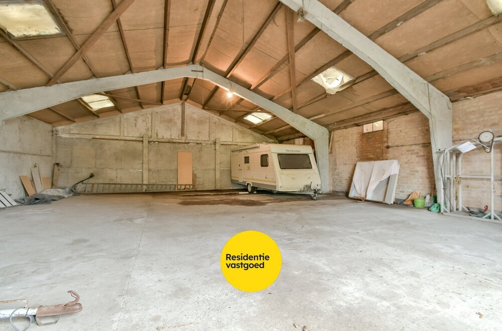 statige-woning-met-ruime-loodsen-in-kortemark-018.jpg