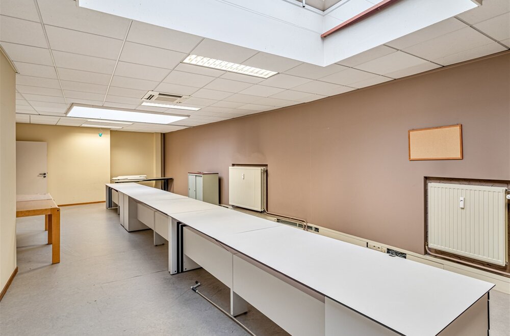 kantoorgebouw-met-bruikbare-vloeroppervlakte-van-900m-en-vijf-parkeerplaatsen-te-aalst031.jpg