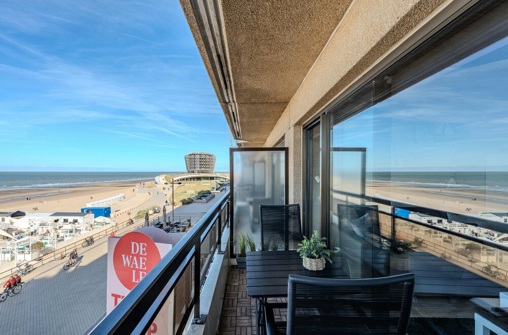 lichtrijke-studio-met-terras-en-fenomenaal-frontaal-zeezicht-te-koop-004.jpg