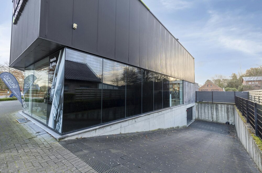 patrimoniumvennootschap-met-verhuurd-handelspand-op-zichtlocatie-in-lommel-te-koop003.jpg