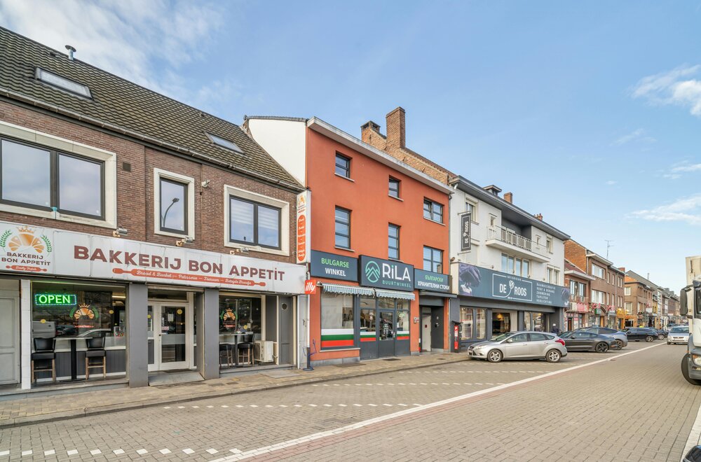 rendabele-opbrengsteigendom-met-handelspand-magazijn-woonst-en-2-appartementen-in-genk034.jpg