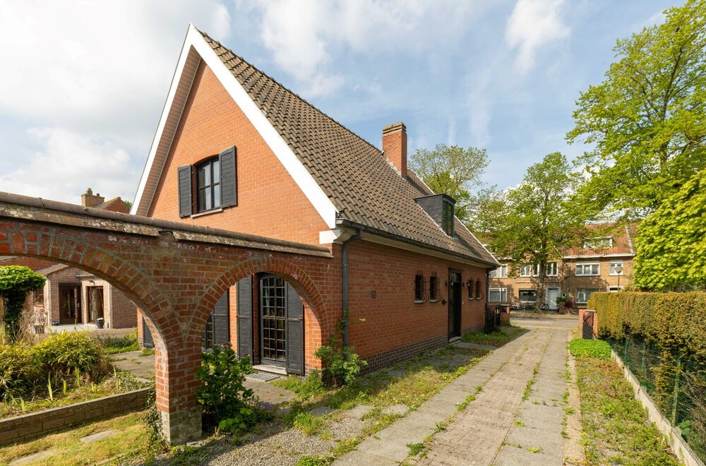 karaktervolle-woning-met-garage-tuin-en-veel-potentieel-in-brugse-rand004.jpg