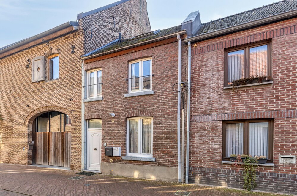 op-te-frissen-investeringspand-met-2-appartementen-in-hartje-maaseik001.jpg
