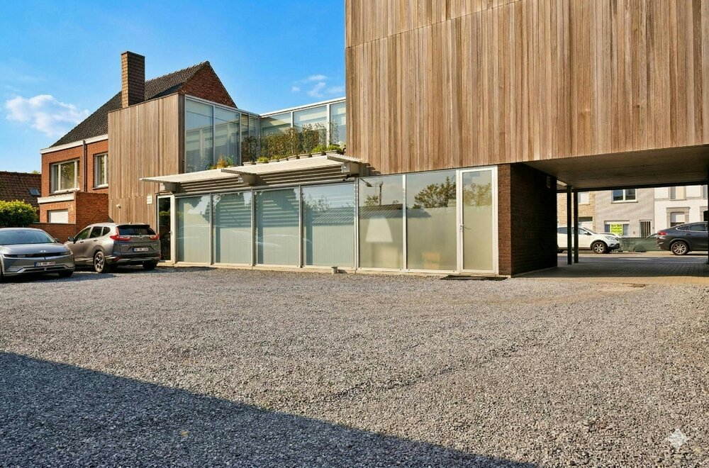 kantoor-met-loft-en-ruime-parking-te-koop-in-roeselare001.jpg
