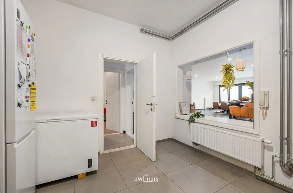 ruim-gelijkvloers-appartement-met-4-slaapkamers-en-terras-in-vrasene004.jpg