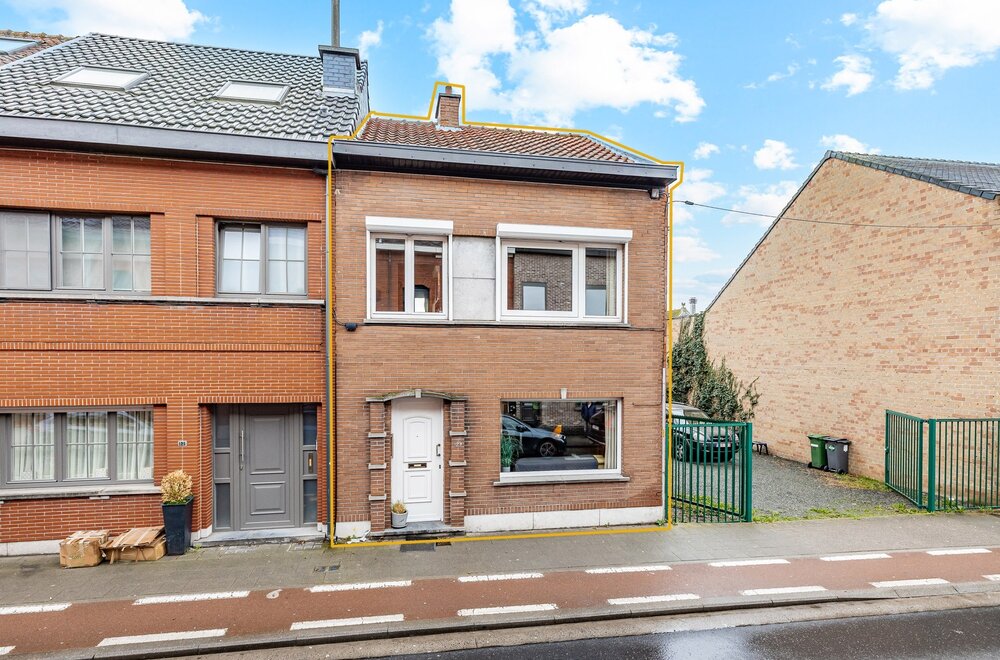 rijwoning-nabij-het-olv-ziekenhuis-met-3-slaapkamers-en-tuin001.jpg