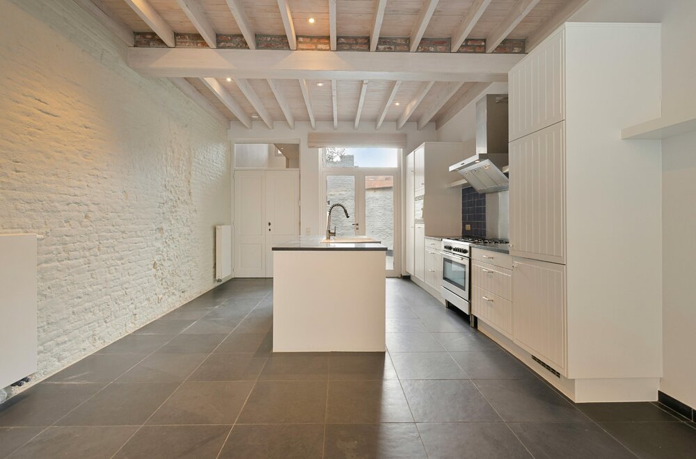 uniek-gerenoveerde-herenwoning-in-brugge-met-3-slaapkamers003.jpg