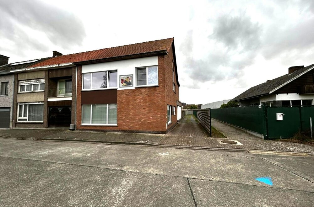 building-met-twee-verhuurde-appartementen-en-4-garages001.jpg