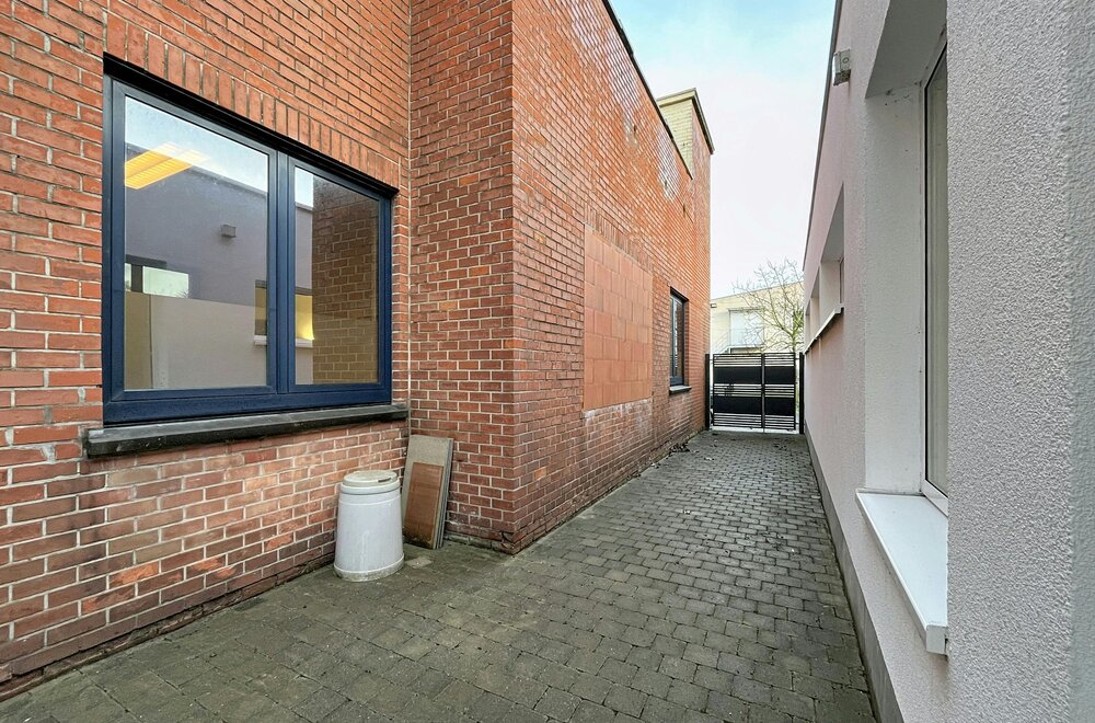 instapklaar-handelspand-met-woonst-te-koop-op-de-boelare-in-eeklo027.jpg