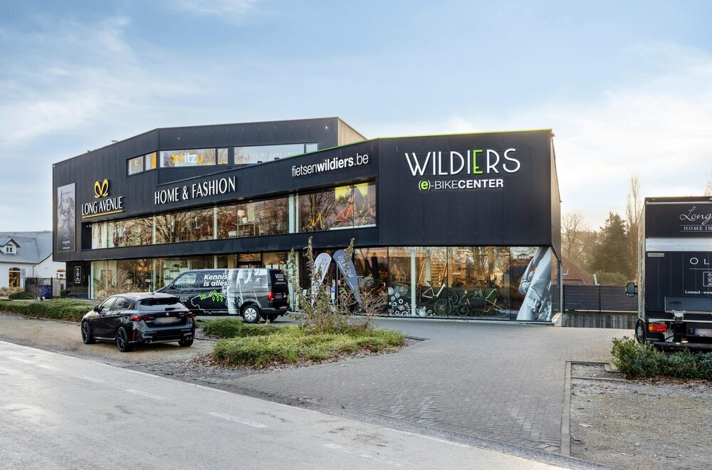 patrimoniumvennootschap-met-verhuurd-handelspand-op-zichtlocatie-in-lommel-te-koop001.jpg