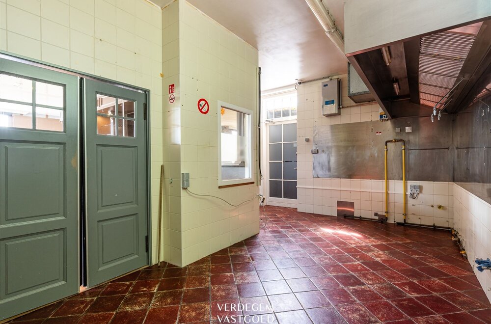 uiterst-commercieel-gelegen-handelspand-met-woonst-voor-horeca-of-kantoren014.jpg