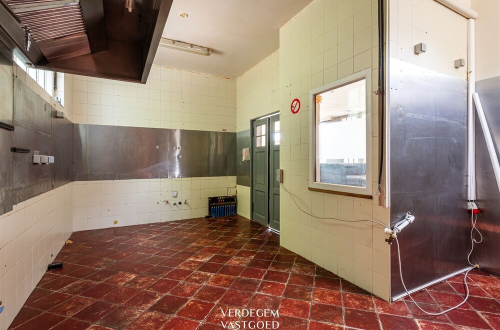 uiterst-commercieel-gelegen-handelspand-met-woonst-voor-horeca-of-kantoren015.jpg