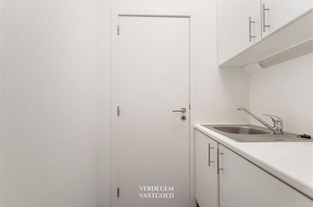 centraal-gelegen-kantoor-of-appartement-met-1-of-2-slaapkamers-en-autostaanplaats015.jpg