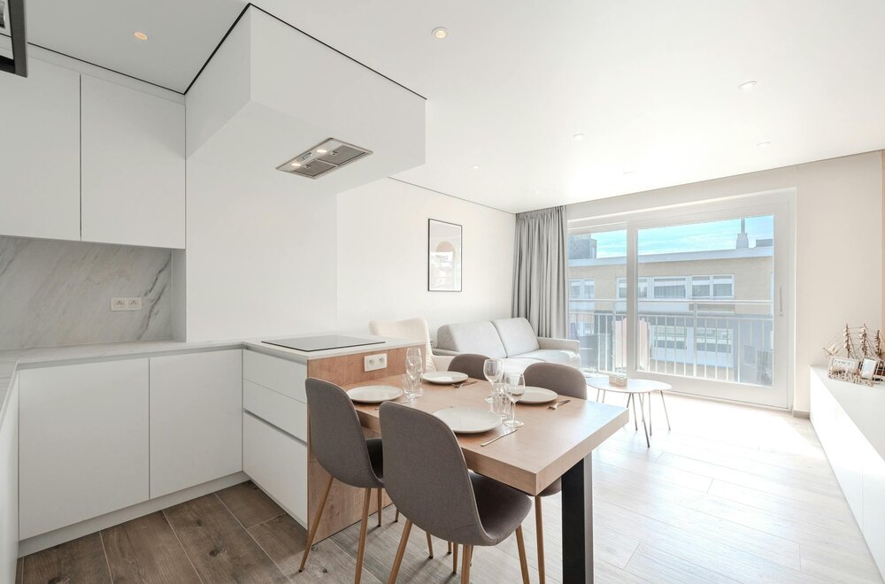 lichtrijke-gerenoveerde-studio-met-zijdelings-zeezicht-001.jpg