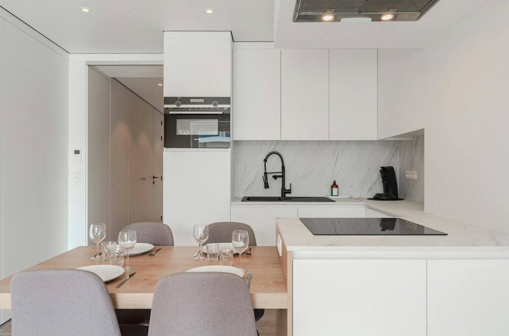 lichtrijke-gerenoveerde-studio-met-zijdelings-zeezicht-008.jpg
