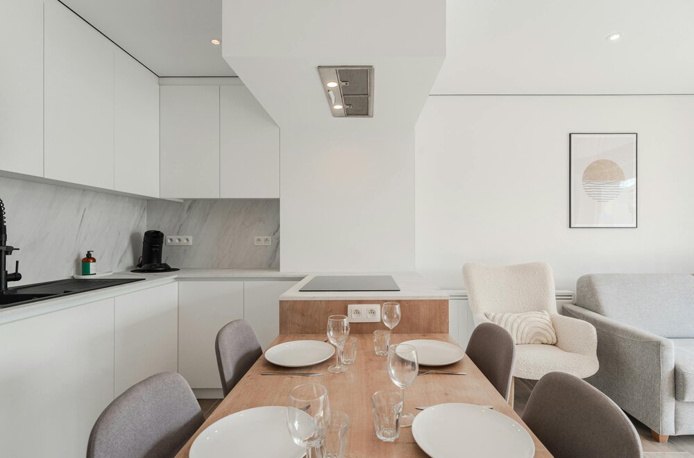 lichtrijke-gerenoveerde-studio-met-zijdelings-zeezicht-011.jpg