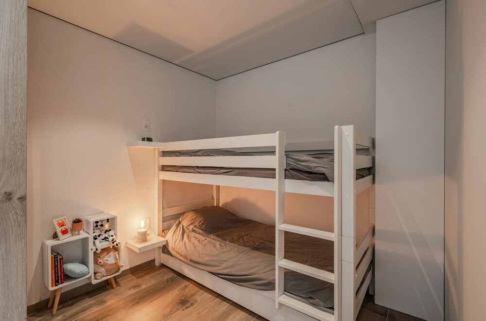 lichtrijke-gerenoveerde-studio-met-zijdelings-zeezicht-015.jpg